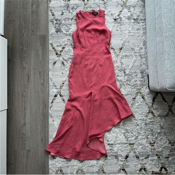 Elegant Red Sleeveless Dress - Picture 2 of 5